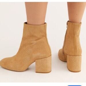 Free People Nicola snake embossed tan sand color size 8 US / 38 block heel